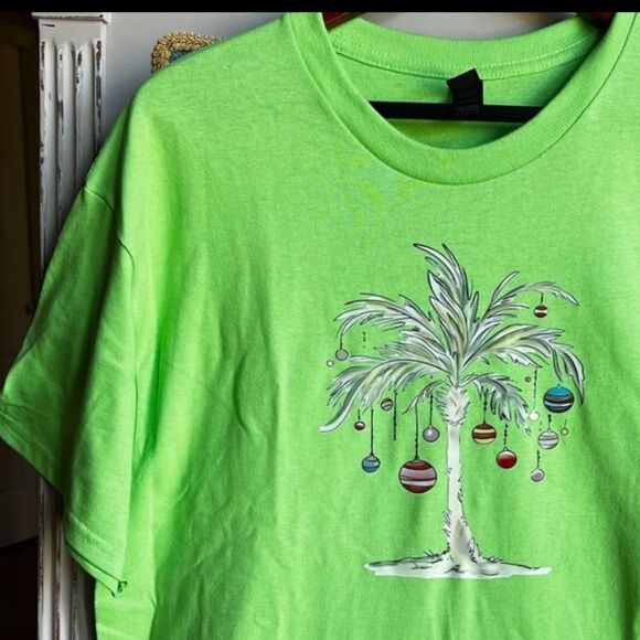 Gildan Green Graphic T-Shirt with Decorated Holiday Palm Tree NWOT - Picture 1 of 4